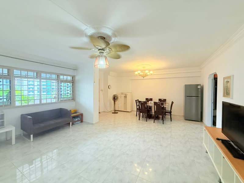 156 Lorong 1 Toa Payoh, 156 Lorong 1 Toa Payoh, 3 Bedrooms, 1,087 sqft, HDB Flat For Sale, by James Yeo, 500209475 - Living Room - PropertyGuru.com.sg
