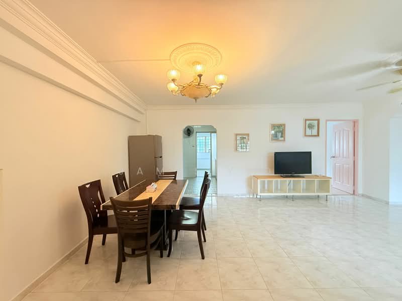 156 Lorong 1 Toa Payoh, 156 Lorong 1 Toa Payoh, 3 Bedrooms, 1,087 sqft, HDB Flat For Sale, by James Yeo, 500209475 - Living Room - PropertyGuru.com.sg
