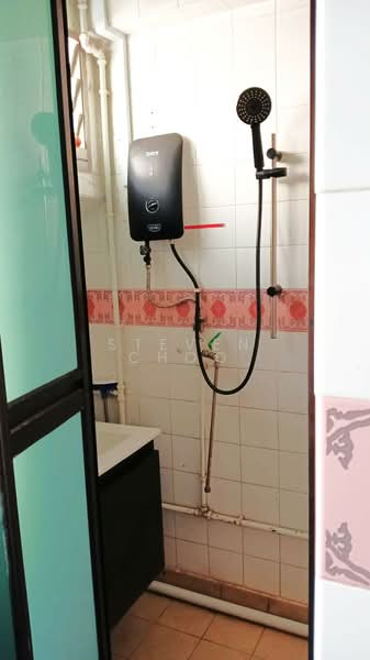 411 Choa Chu Kang Avenue 3, 411 Choa Chu Kang Avenue 3, Room Rental, 130 sqft, HDB Flat For Rent, by Steven Choo, 500209493 - Bathroom - PropertyGuru.com.sg