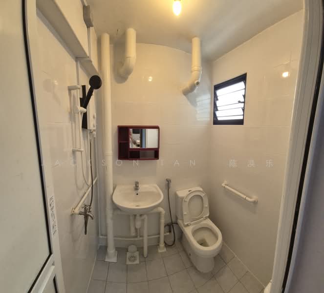 148 Silat Avenue, 148 Silat Avenue, 2 Bedrooms, 721 sqft, HDB Flat For Rent, by Jackson Tan 陈涣乐, 500209509 - Bathroom - PropertyGuru.com.sg