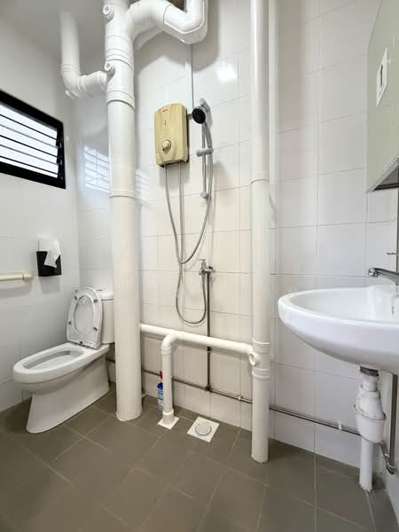 528 Hougang Avenue 6, 528 Hougang Avenue 6, 3 Bedrooms, 1,119 sqft, HDB Flat For Rent, by Wayne Tan, 500209546 - Bathroom - PropertyGuru.com.sg
