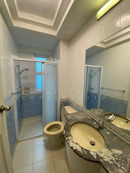 Royal Palm Mansions, 330 Pasir Panjang Road, 3 Bedrooms, 1,238 sqft, Condominium For Rent, by Gilad Coppersmith, 500209591 - Bathroom - PropertyGuru.com.sg