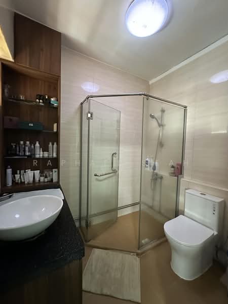 221 Hougang Street 21, 221 Hougang Street 21, 3 Bedrooms, 1,593 sqft, HDB Flat For Sale, by Raphael Seah YX, 500209625 - Bathroom - PropertyGuru.com.sg