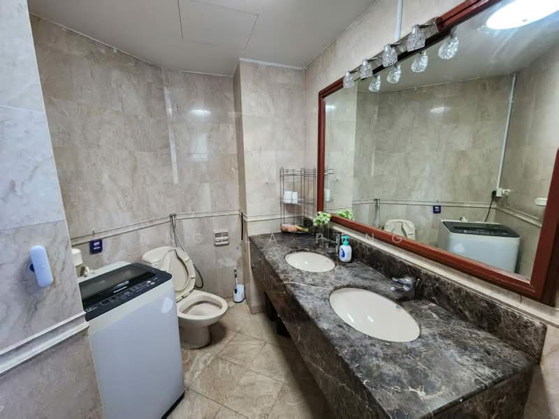 Parc Oasis, 41 Jurong East Avenue 1, 2 Bedrooms, 1,076 sqft, Condominium For Sale, by Angela Peng, 500209633 - Bathroom - PropertyGuru.com.sg