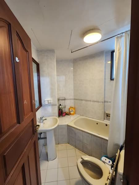 Parc Oasis, 41 Jurong East Avenue 1, 2 Bedrooms, 1,076 sqft, Condominium For Sale, by Angela Peng, 500209633 - Bathroom - PropertyGuru.com.sg