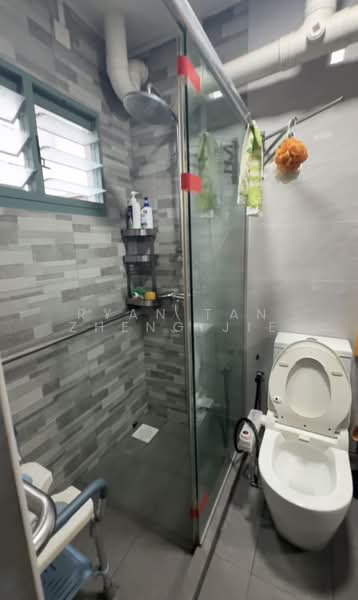 453 Choa Chu Kang Avenue 4, 453 Choa Chu Kang Avenue 4, 4 Bedrooms, 1,528 sqft, HDB Flat For Sale, by Ryan Tan Zheng Jie, 500209640 - Bathroom - PropertyGuru.com.sg