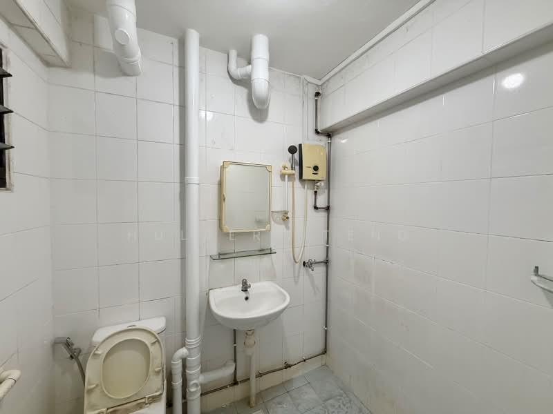855 Woodlands Street 83, 855 Woodlands Street 83, 3 Bedrooms, 904 sqft, HDB Flat For Sale, by Hulbert Teng, 500209672 - Bathroom - PropertyGuru.com.sg