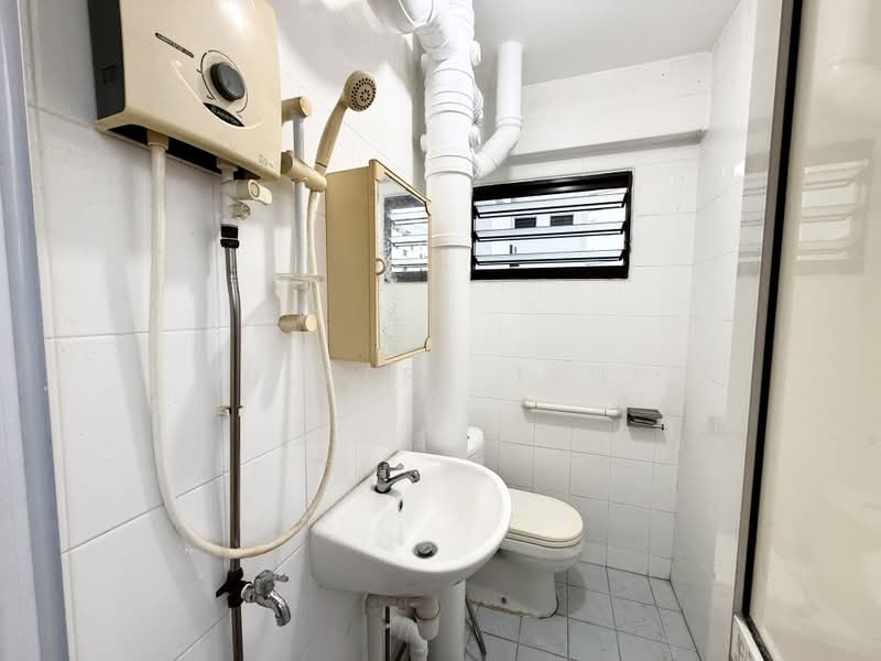 855 Woodlands Street 83, 855 Woodlands Street 83, 3 Bedrooms, 904 sqft, HDB Flat For Sale, by Hulbert Teng, 500209672 - Bathroom - PropertyGuru.com.sg