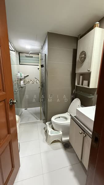 Simsville, 6 Geylang East Avenue 2, 5 Bedrooms, 1,528 sqft, Condominium For Sale, by Saadiah Ahmad, 500209677 - Bathroom - PropertyGuru.com.sg