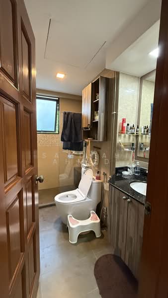 Simsville, 6 Geylang East Avenue 2, 5 Bedrooms, 1,528 sqft, Condominium For Sale, by Saadiah Ahmad, 500209677 - Bathroom - PropertyGuru.com.sg
