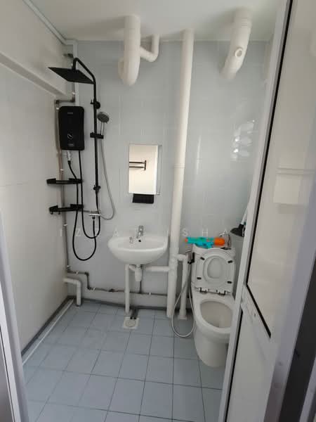 408 Yishun Avenue 6, 408 Yishun Avenue 6, 3 Bedrooms, 904 sqft, HDB Flat For Sale, by Izzat Ishak, 500209678 - Bathroom - PropertyGuru.com.sg