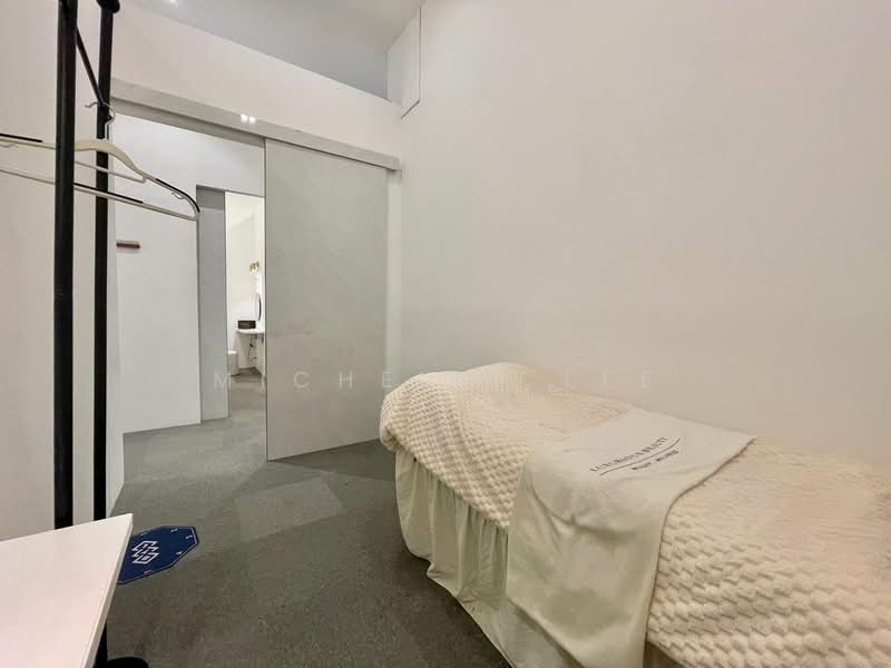 Super Cheap Commercial Unit | Petain Road | Farrer Park MRT | City Square Mall, Petain Road, 904 sqft, Other Retail For Rent, by Michelle Lee, 500209726 - Interior - CommercialGuru.com.sg