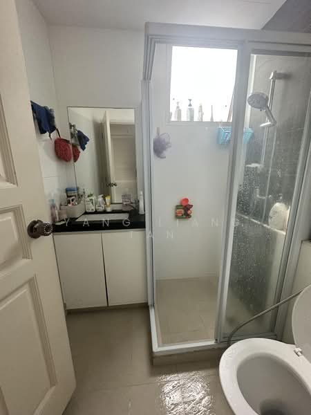 Avila Gardens, 11 Flora Road, 3 Bedrooms, 1,324 sqft, Condominium For Rent, by Yang Liang Tan, 500209761 - Bathroom - PropertyGuru.com.sg