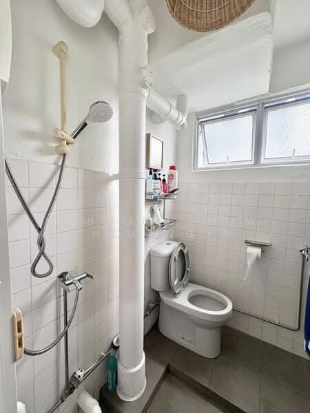 621 Ang Mo Kio Avenue 9, 621 Ang Mo Kio Avenue 9, 2 Bedrooms, 732 sqft, HDB Flat For Sale, by Kenneth Teiw Choon Lin, 500209768 - Bathroom - PropertyGuru.com.sg