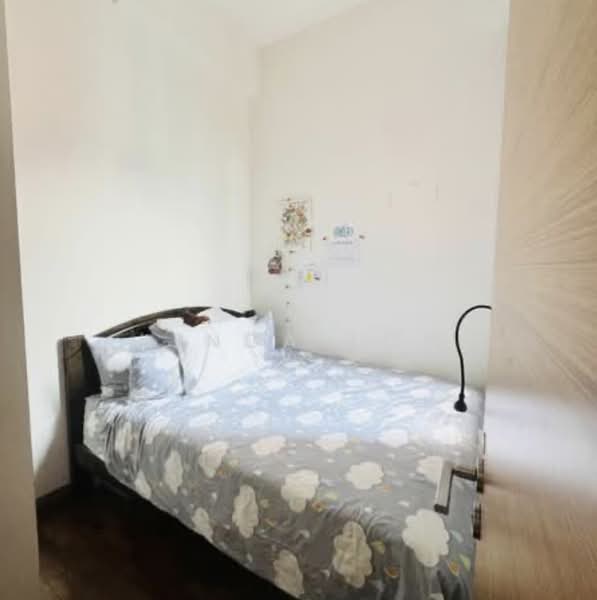 Woodhaven, 71 Woodgrove Avenue, 2 Bedrooms, 700 sqft, Condominium For Sale, by Linda Loh, 500209769 - Bedroom - PropertyGuru.com.sg