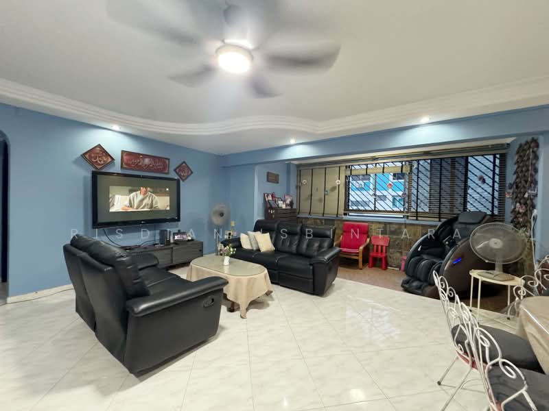861 Tampines Avenue 5, 861 Tampines Avenue 5, 4 Bedrooms, 1,313 sqft, HDB Flat For Sale, by Risdian Isbintara, 500209785 - Living Room - PropertyGuru.com.sg