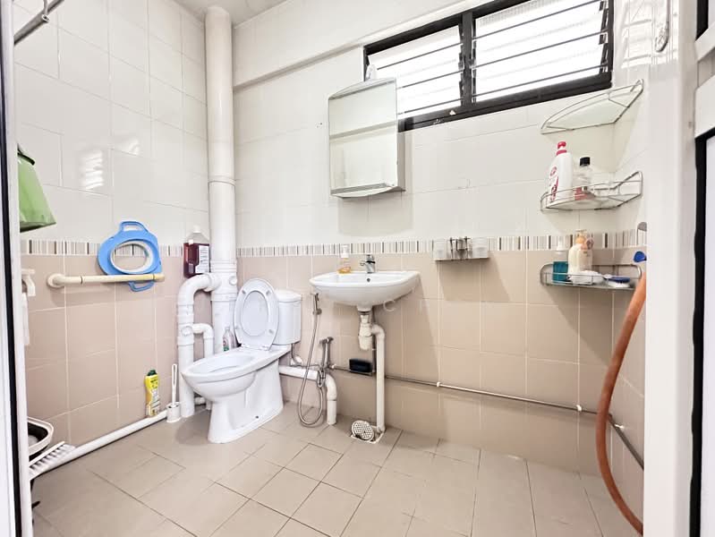 319 Bukit Batok Street 33, 319 Bukit Batok Street 33, 3 Bedrooms, 1,313 sqft, HDB Flat For Sale, by Jerry Chen, 500209879 - Bathroom - PropertyGuru.com.sg