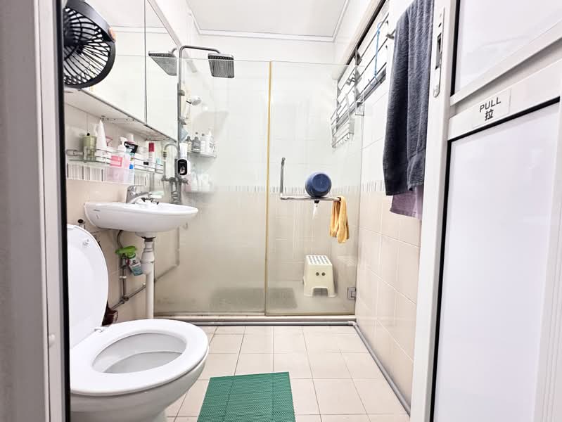 319 Bukit Batok Street 33, 319 Bukit Batok Street 33, 3 Bedrooms, 1,313 sqft, HDB Flat For Sale, by Jerry Chen, 500209879 - Bathroom - PropertyGuru.com.sg