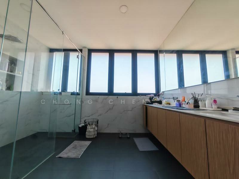 ALMOST NEW SEMI-D IN SIGLAP WITH LIFT AND POOL. TOSCA, CARMEN, FIGARO, OPERA ESTATE, TOSCA, CARMEN, LAKME, FIGARO, SWAN LAKE, OPERA ESTATE, 5 Bedrooms, 7,545 sqft, Semi-Detached House For Sale, by Chong Chen Nam, 500209891 - Bathroom - PropertyGuru.com.sg