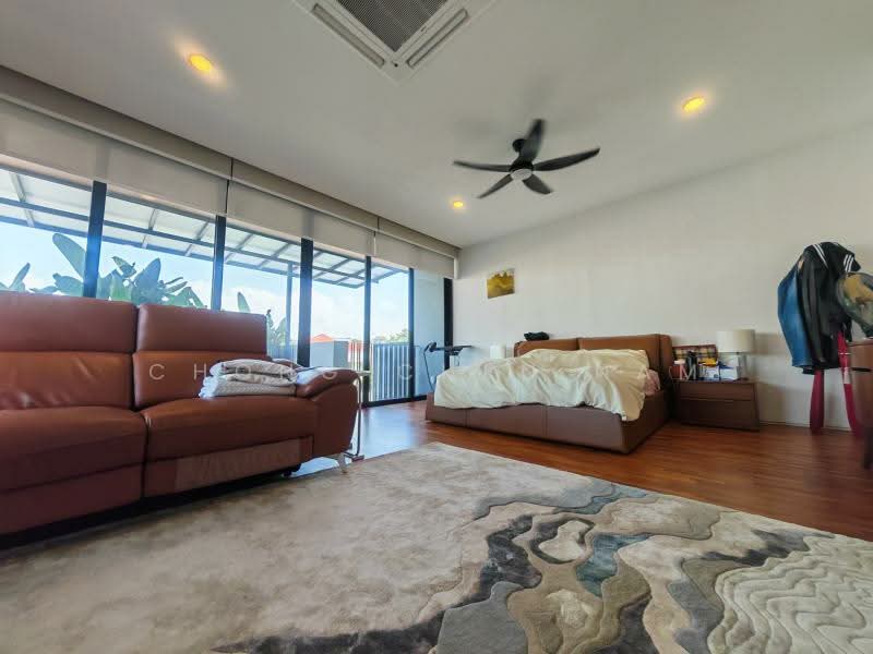 ALMOST NEW SEMI-D IN SIGLAP WITH LIFT AND POOL. TOSCA, CARMEN, FIGARO, OPERA ESTATE, TOSCA, CARMEN, LAKME, FIGARO, SWAN LAKE, OPERA ESTATE, 5 Bedrooms, 7,545 sqft, Semi-Detached House For Sale, by Chong Chen Nam, 500209891 - Bedroom - PropertyGuru.com.sg