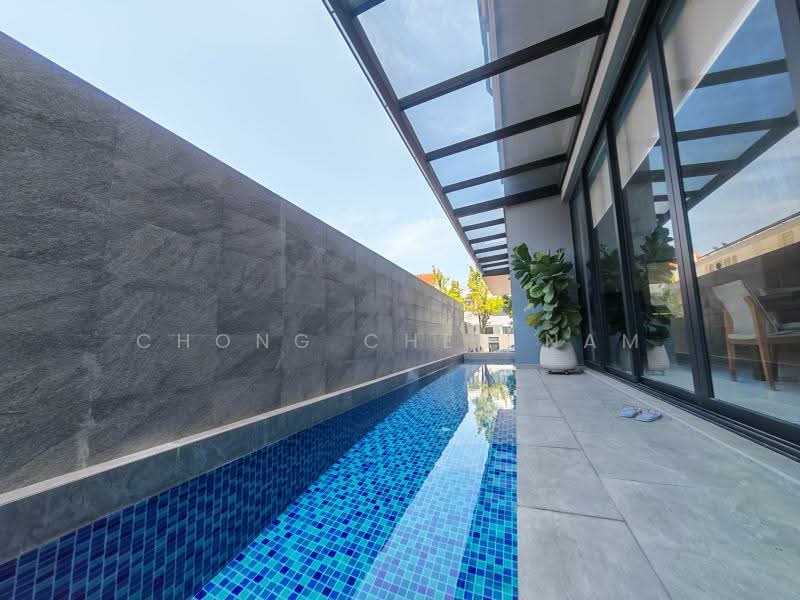 ALMOST NEW SEMI-D IN SIGLAP WITH LIFT AND POOL. TOSCA, CARMEN, FIGARO, OPERA ESTATE, TOSCA, CARMEN, LAKME, FIGARO, SWAN LAKE, OPERA ESTATE, 5 Bedrooms, 7,545 sqft, Semi-Detached House For Sale, by Chong Chen Nam, 500209891 - Exterior - PropertyGuru.com.sg