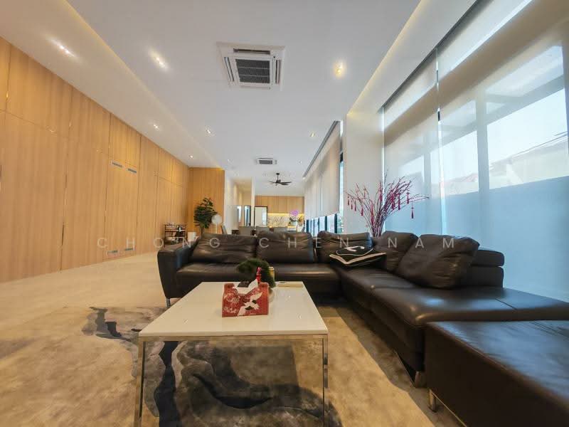 ALMOST NEW SEMI-D IN SIGLAP WITH LIFT AND POOL. TOSCA, CARMEN, FIGARO, OPERA ESTATE, TOSCA, CARMEN, LAKME, FIGARO, SWAN LAKE, OPERA ESTATE, 5 Bedrooms, 7,545 sqft, Semi-Detached House For Sale, by Chong Chen Nam, 500209891 - Living Room - PropertyGuru.com.sg