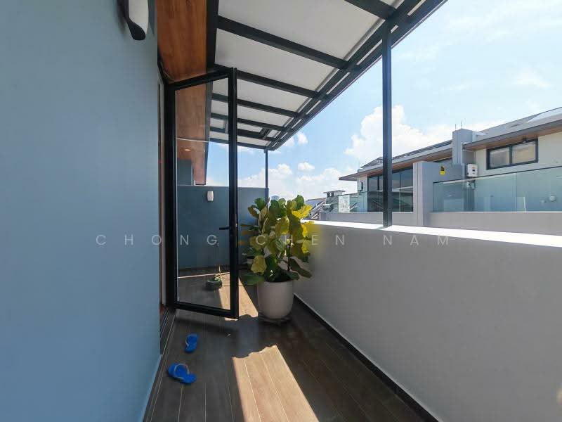 ALMOST NEW SEMI-D IN SIGLAP WITH LIFT AND POOL. TOSCA, CARMEN, FIGARO, OPERA ESTATE, TOSCA, CARMEN, LAKME, FIGARO, SWAN LAKE, OPERA ESTATE, 5 Bedrooms, 7,545 sqft, Semi-Detached House For Sale, by Chong Chen Nam, 500209891 - Balcony - PropertyGuru.com.sg