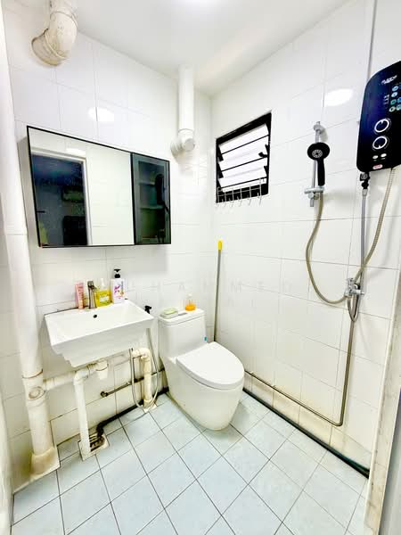 536 Ang Mo Kio Avenue 10, 536 Ang Mo Kio Avenue 10, Room Rental, 150 sqft, HDB Flat For Rent, by Muhammed Faizal, 500209895 - Bathroom - PropertyGuru.com.sg