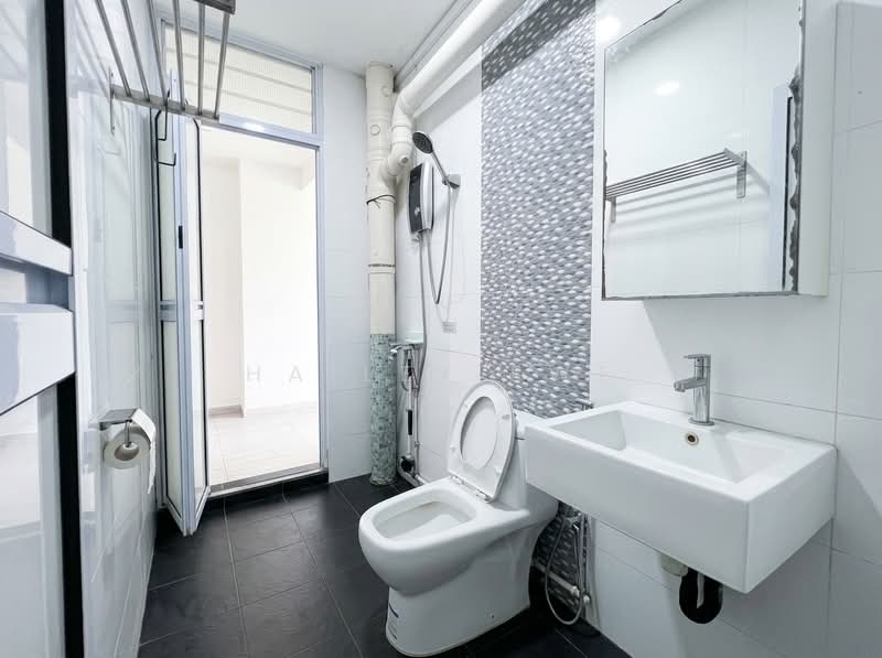 658 Woodlands Ring Road, 658 Woodlands Ring Road, 4 Bedrooms, 1,518 sqft, HDB Flat For Sale, by Hailey Ewe, 500209901 - Bathroom - PropertyGuru.com.sg