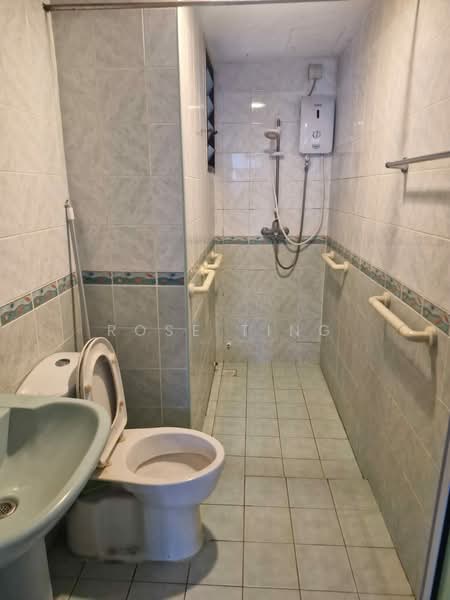 145 Lorong 2 Toa Payoh, 145 Lorong 2 Toa Payoh, Room Rental, 140 sqft, HDB Flat For Rent, by Rose Ting, 500209986 - Bathroom - PropertyGuru.com.sg