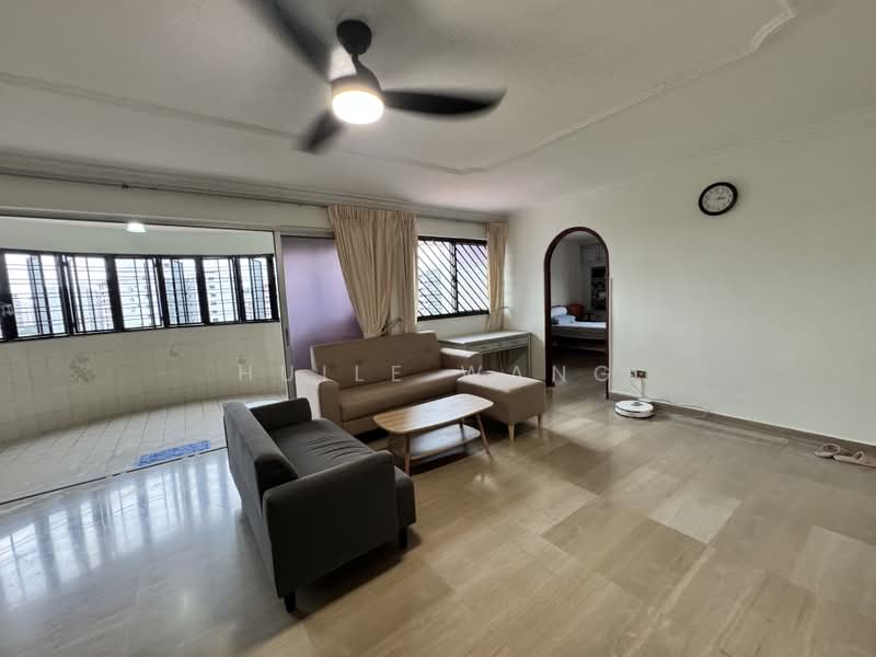 655 Hougang Avenue 8, 655 Hougang Avenue 8, 3 Bedrooms, 1,292 sqft, HDB Flat For Sale, by Huile Wang, 500210002 - Living Room - PropertyGuru.com.sg
