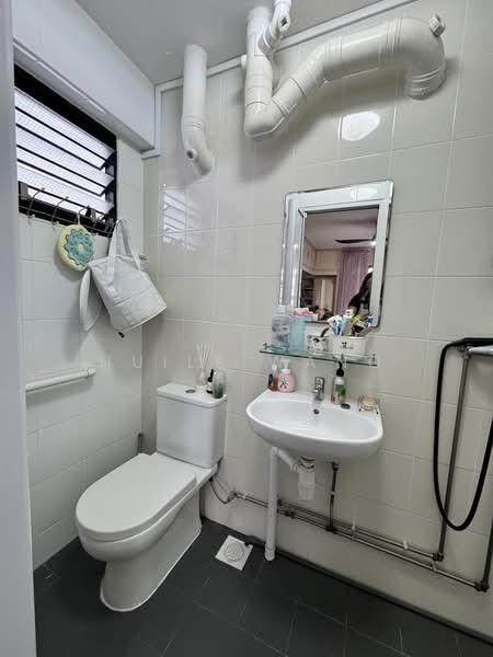 655 Hougang Avenue 8, 655 Hougang Avenue 8, 3 Bedrooms, 1,292 sqft, HDB Flat For Sale, by Huile Wang, 500210002 - Bathroom - PropertyGuru.com.sg