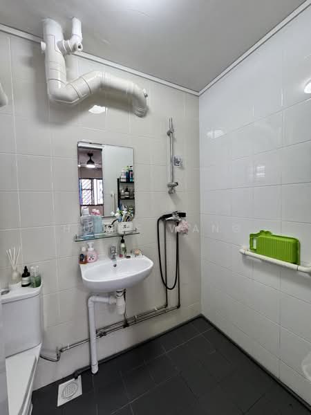 655 Hougang Avenue 8, 655 Hougang Avenue 8, 3 Bedrooms, 1,292 sqft, HDB Flat For Sale, by Huile Wang, 500210002 - Bathroom - PropertyGuru.com.sg