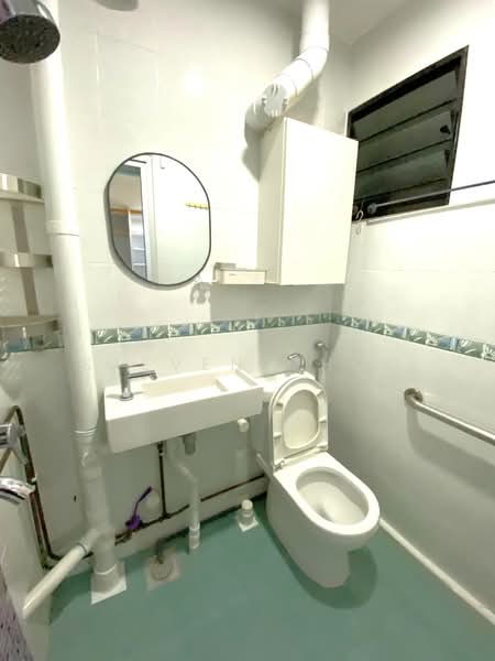 421 Ang Mo Kio Avenue 10, 421 Ang Mo Kio Avenue 10, 3 Bedrooms, 1,066 sqft, HDB Flat For Sale, by Steven Choo, 500210011 - Bathroom - PropertyGuru.com.sg