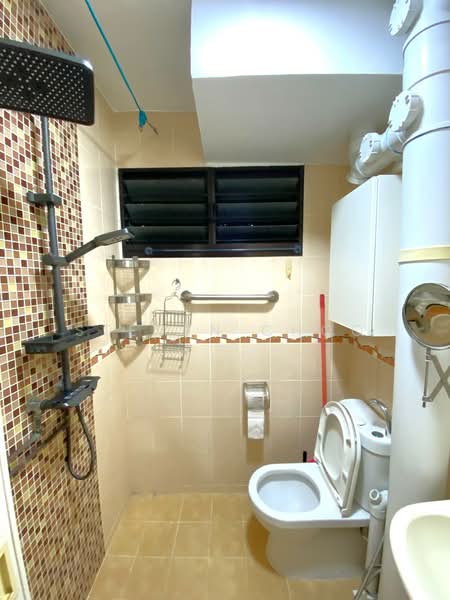 421 Ang Mo Kio Avenue 10, 421 Ang Mo Kio Avenue 10, 3 Bedrooms, 1,066 sqft, HDB Flat For Sale, by Steven Choo, 500210011 - Bathroom - PropertyGuru.com.sg