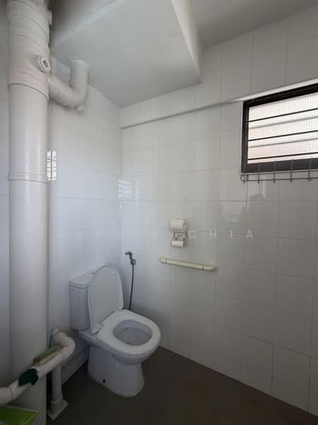 430 Jurong West Avenue 1, 430 Jurong West Avenue 1, 3 Bedrooms, 1,108 sqft, HDB Flat For Sale, by Ashley Chia, 500210018 - Bathroom - PropertyGuru.com.sg