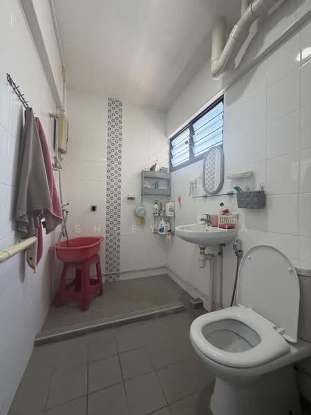 430 Jurong West Avenue 1, 430 Jurong West Avenue 1, 3 Bedrooms, 1,108 sqft, HDB Flat For Sale, by Ashley Chia, 500210018 - Bathroom - PropertyGuru.com.sg
