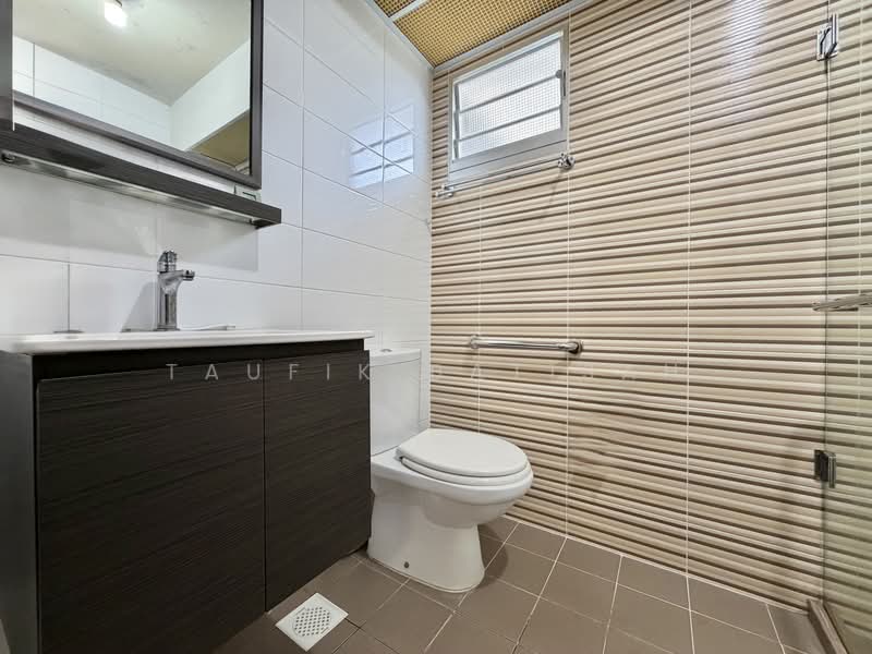 443D Bukit Batok West Avenue 8, 443D Bukit Batok West Avenue 8, 3 Bedrooms, 990 sqft, HDB Flat For Sale, by Taufik Batisah, 500210025 - Bathroom - PropertyGuru.com.sg