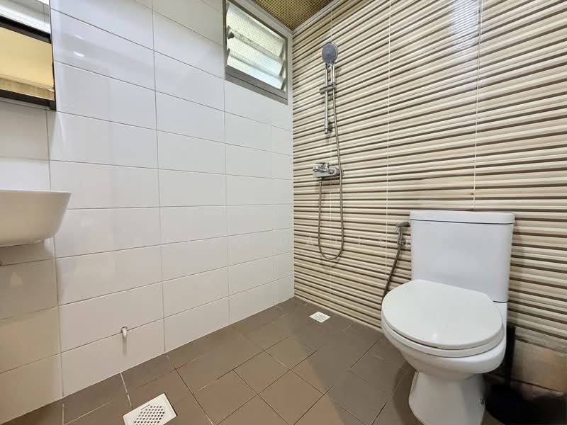 443D Bukit Batok West Avenue 8, 443D Bukit Batok West Avenue 8, 3 Bedrooms, 990 sqft, HDB Flat For Sale, by Taufik Batisah, 500210025 - Bathroom - PropertyGuru.com.sg