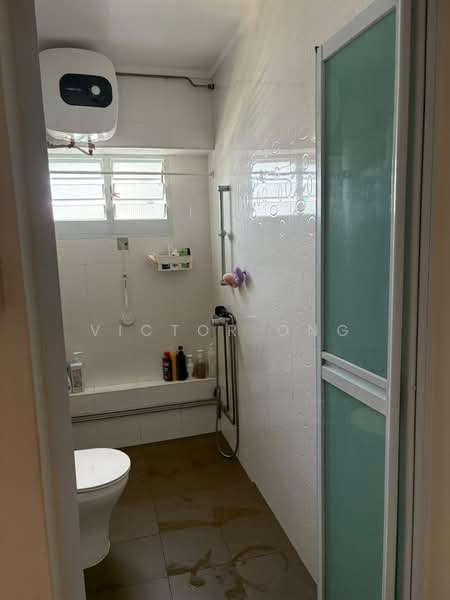 699 Hougang Street 52, 699 Hougang Street 52, 4 Bedrooms, 1,302 sqft, HDB Flat For Sale, by Victor Ong, 500210082 - Bathroom - PropertyGuru.com.sg