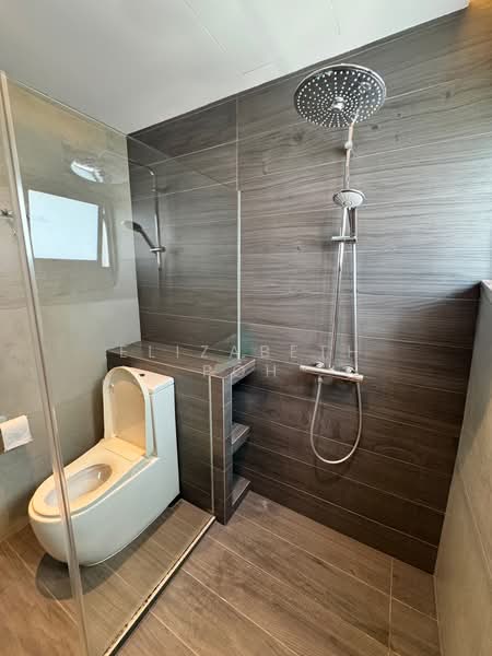 East Grove, 424A East Coast Road, 2 Bedrooms, 990 sqft, Condominium For Sale, by Elizabeth Poh, 500210119 - Bathroom - PropertyGuru.com.sg