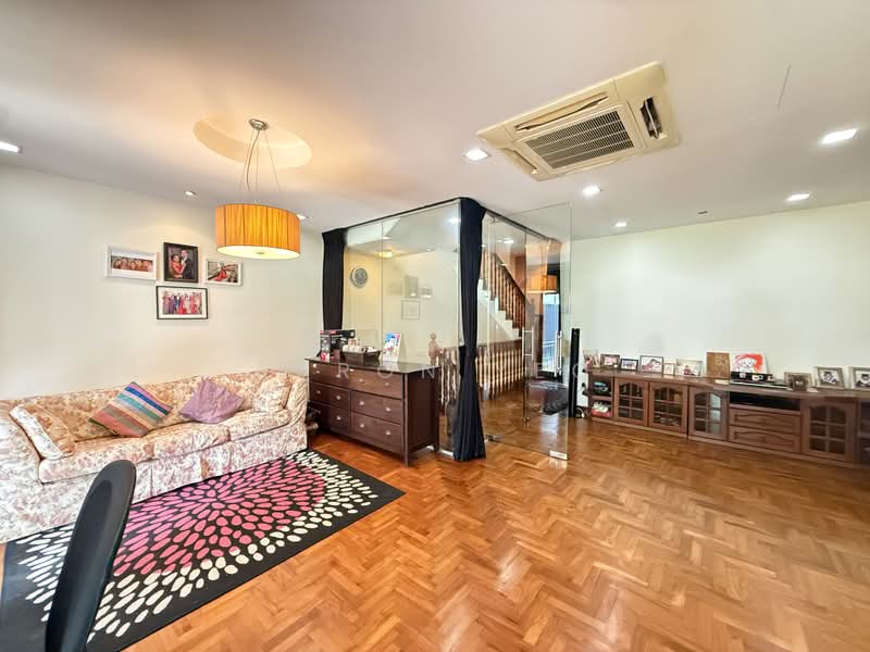 Loyang Villas, Loyang Rise, 4 Bedrooms, 2,580 sqft, Terraced House For Sale, by Aaron Yeo, 500210134 - Living Room - PropertyGuru.com.sg