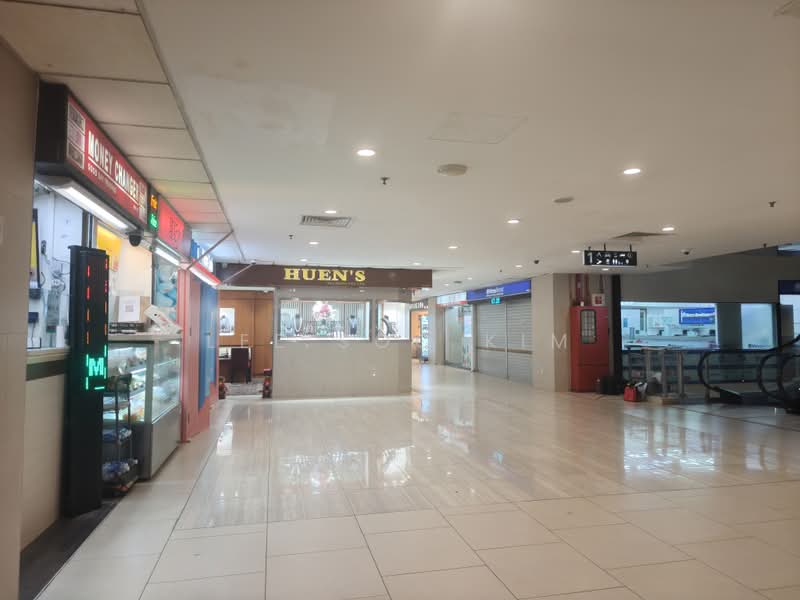 Lucky Plaza, 304 Orchard Road, Orchard / River Valley, 495 sqft, Mall Shop For Rent, by Lee Soo Kim, 500210158 - Corridor - CommercialGuru.com.sg
