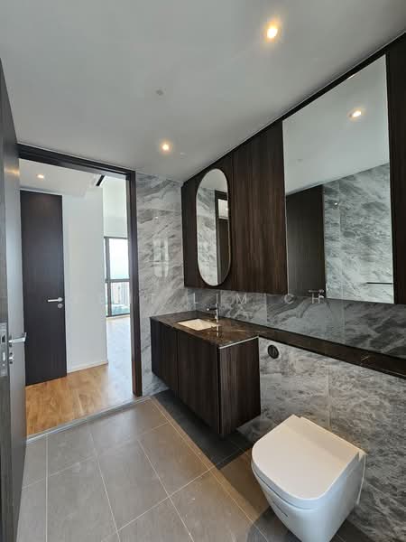 Clavon, 8 Clementi Avenue 1, 5 Bedrooms, 1,690 sqft, Condominium For Sale, by Kent Lim CH, 500210188 - Master Bathroom - PropertyGuru.com.sg