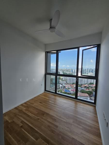 Clavon, 8 Clementi Avenue 1, 5 Bedrooms, 1,690 sqft, Condominium For Sale, by Kent Lim CH, 500210188 - Master bedroom - PropertyGuru.com.sg