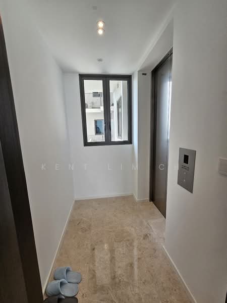 Clavon, 8 Clementi Avenue 1, 5 Bedrooms, 1,690 sqft, Condominium For Sale, by Kent Lim CH, 500210188 - Private Lift Lobby - PropertyGuru.com.sg