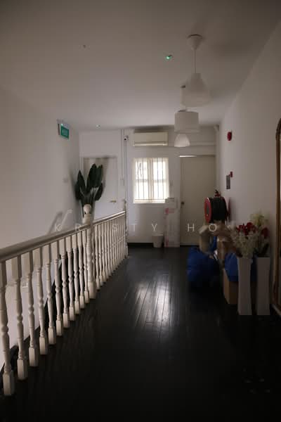 High-Traffic Second Floor Retail Space at Haji Lane, Haji Lane, 421 sqft, Shop / Shophouse For Rent, by Kristy Ho, 500210205 - Corridor - CommercialGuru.com.sg