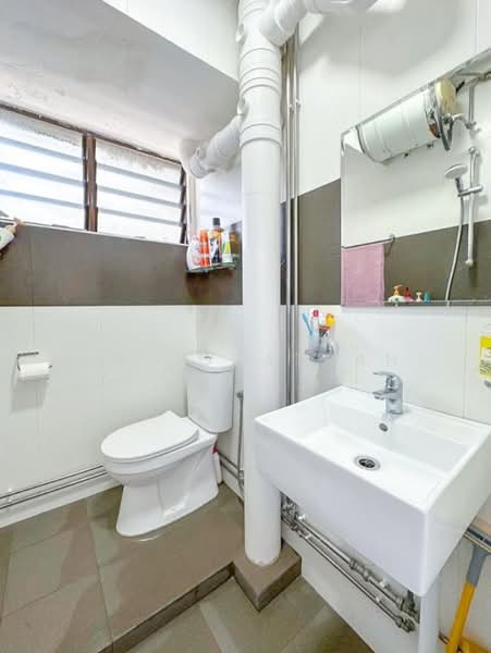 307 Hougang Avenue 5, 307 Hougang Avenue 5, 2 Bedrooms, 721 sqft, HDB Flat For Rent, by Ng Jonathan, 500210206 - Bathroom - PropertyGuru.com.sg