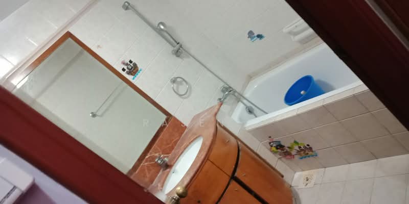 Immediately Avail. Spacious Master Bedroom @ Summerdale Condo, Boon lay Drive, Room Rental, 400 sqft, Condominium For Rent, by Rajen ., 500210288 - Bathroom - PropertyGuru.com.sg