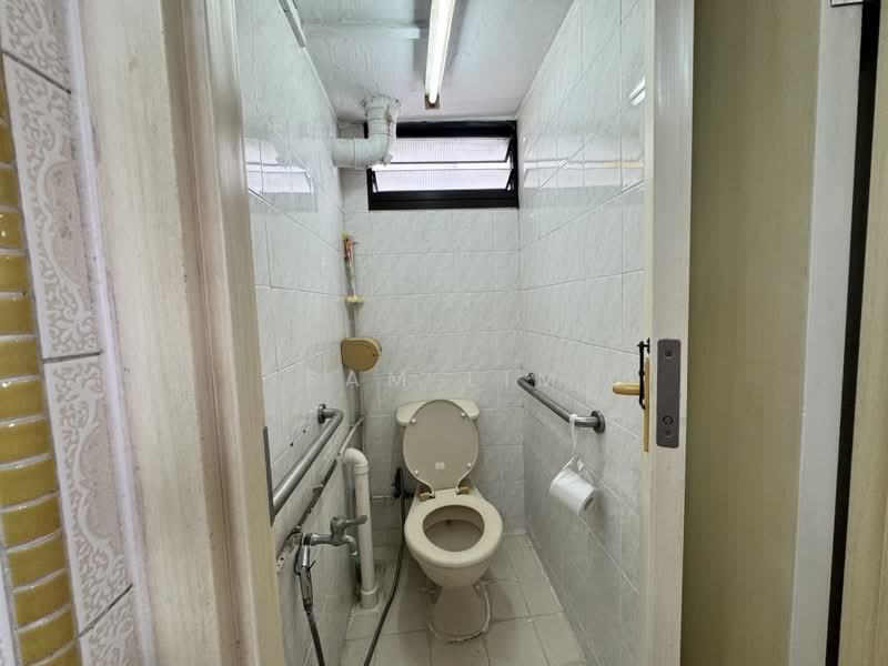11 Upper Boon Keng Road, 11 Upper Boon Keng Road, 2 Bedrooms, 700 sqft, HDB Flat For Sale, by Sam Lim, 500210319 - Bathroom - PropertyGuru.com.sg